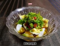 如何制作美味可口的煮鸡蛋拌菜