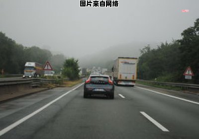 高速公路行车时遭遇浓雾，视线受限